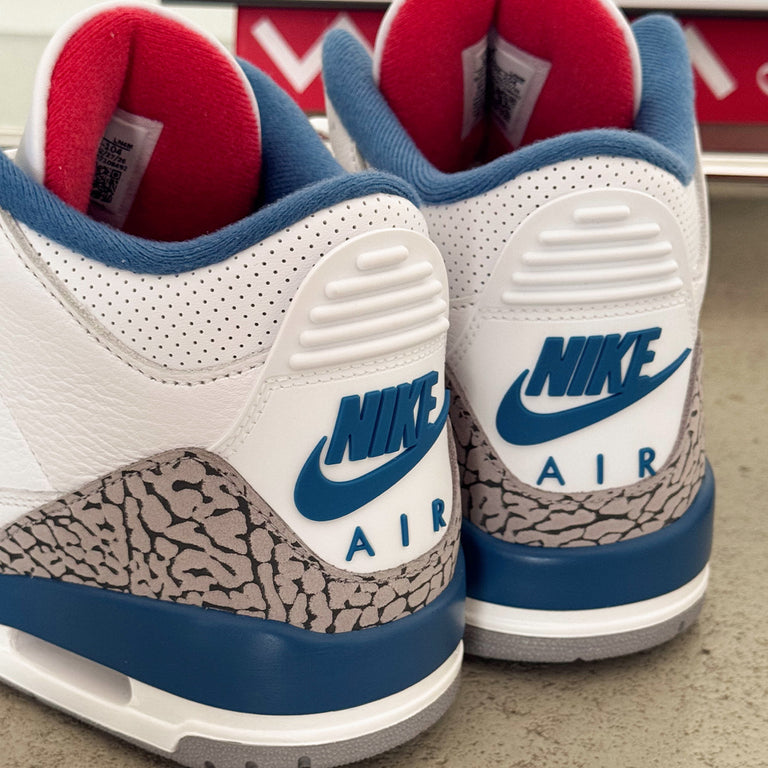 Nike	Air Jordan 3 Retro OG *True Blue* onfeet