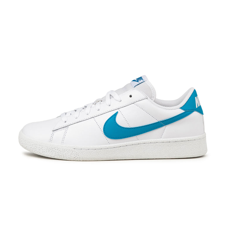 Nike	Tennis Classic CS - 40 / White / White / Black - 1
