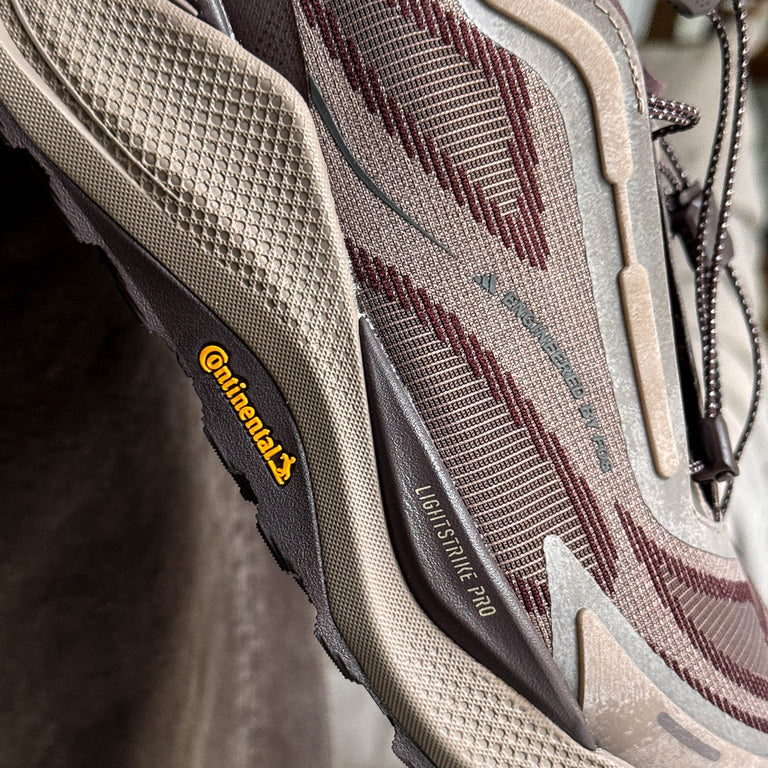 Adidas	Holo Peak onfeet