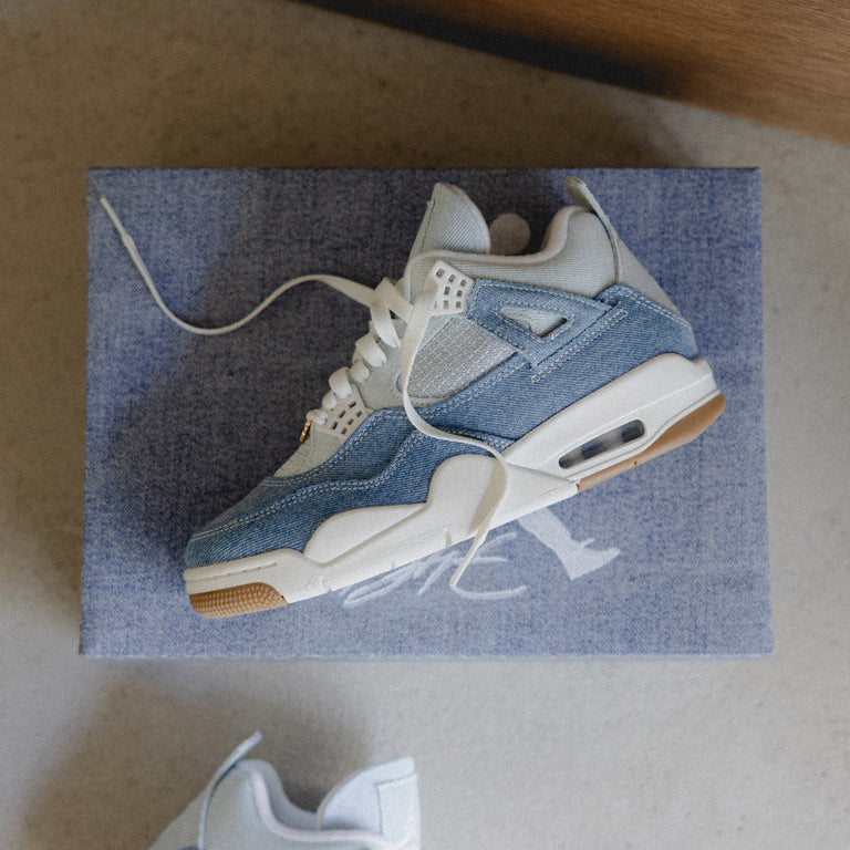 Nike Wmns Air Jordan 4 Retro *Worn Blue* onfeet