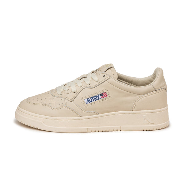 【関税&送料込】Autry Medalist Sneakers In White Powder Leat Autry Medalist Low Sneakers In White And Powder Leather And