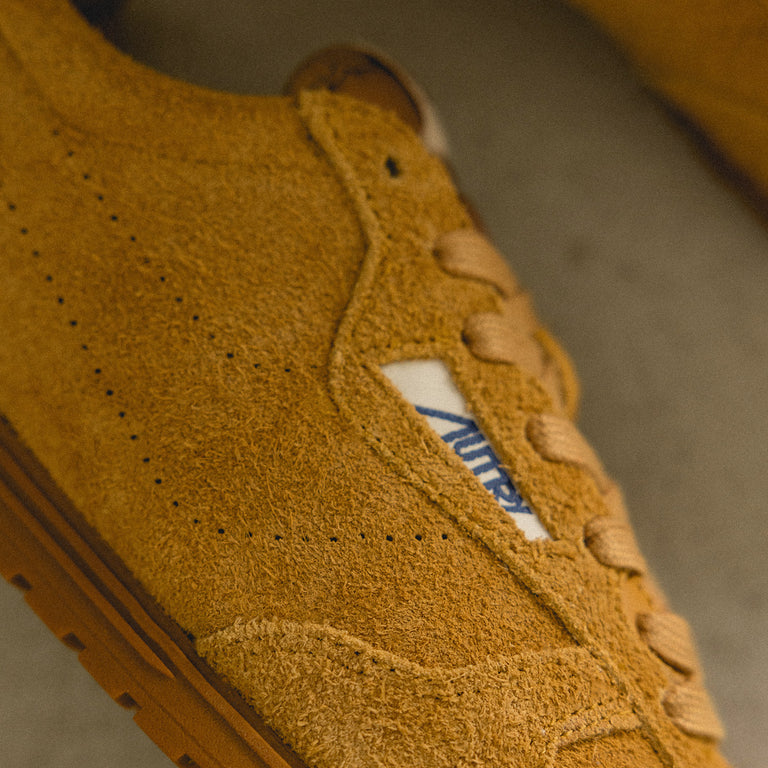 Autry Windspin W *Perforated / Suede* onfeet