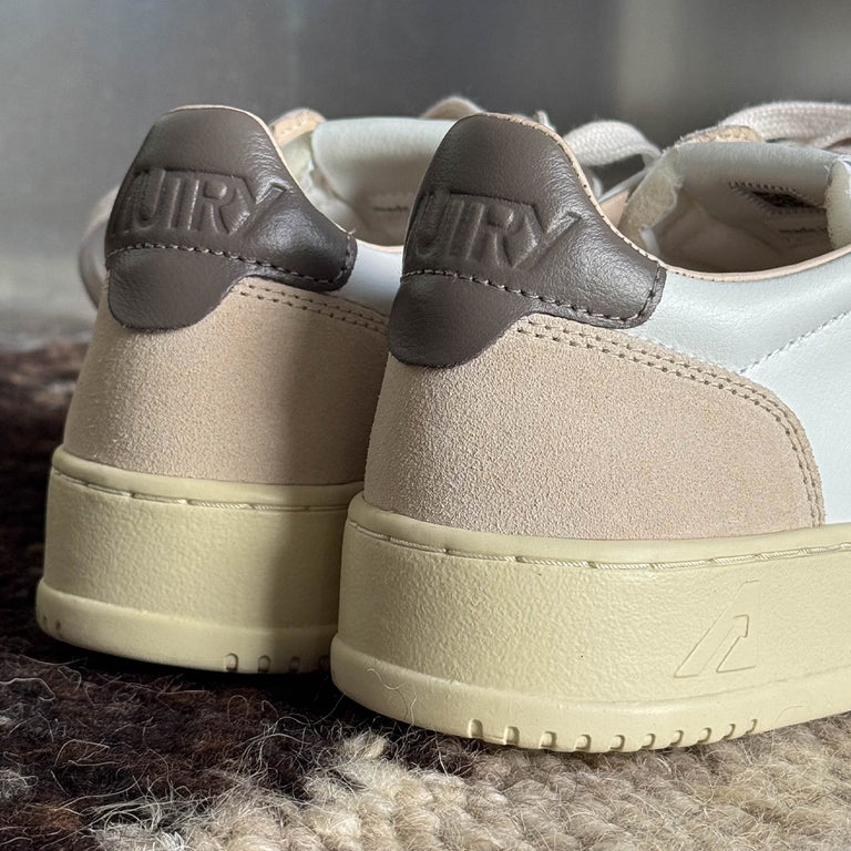 Autry Medalist *Leather / Suede* onfeet