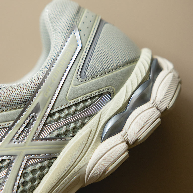 Asics GEL-Cumulus 16 onfeet