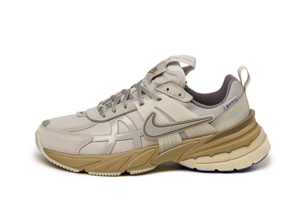 ★NIKE★ V2K Run GTX W Light Iron Or Light Bone Khaki FZ2622 Nike V2k Run Gore-Tex WMNS Light Iron Ore / Light Bone - Oct