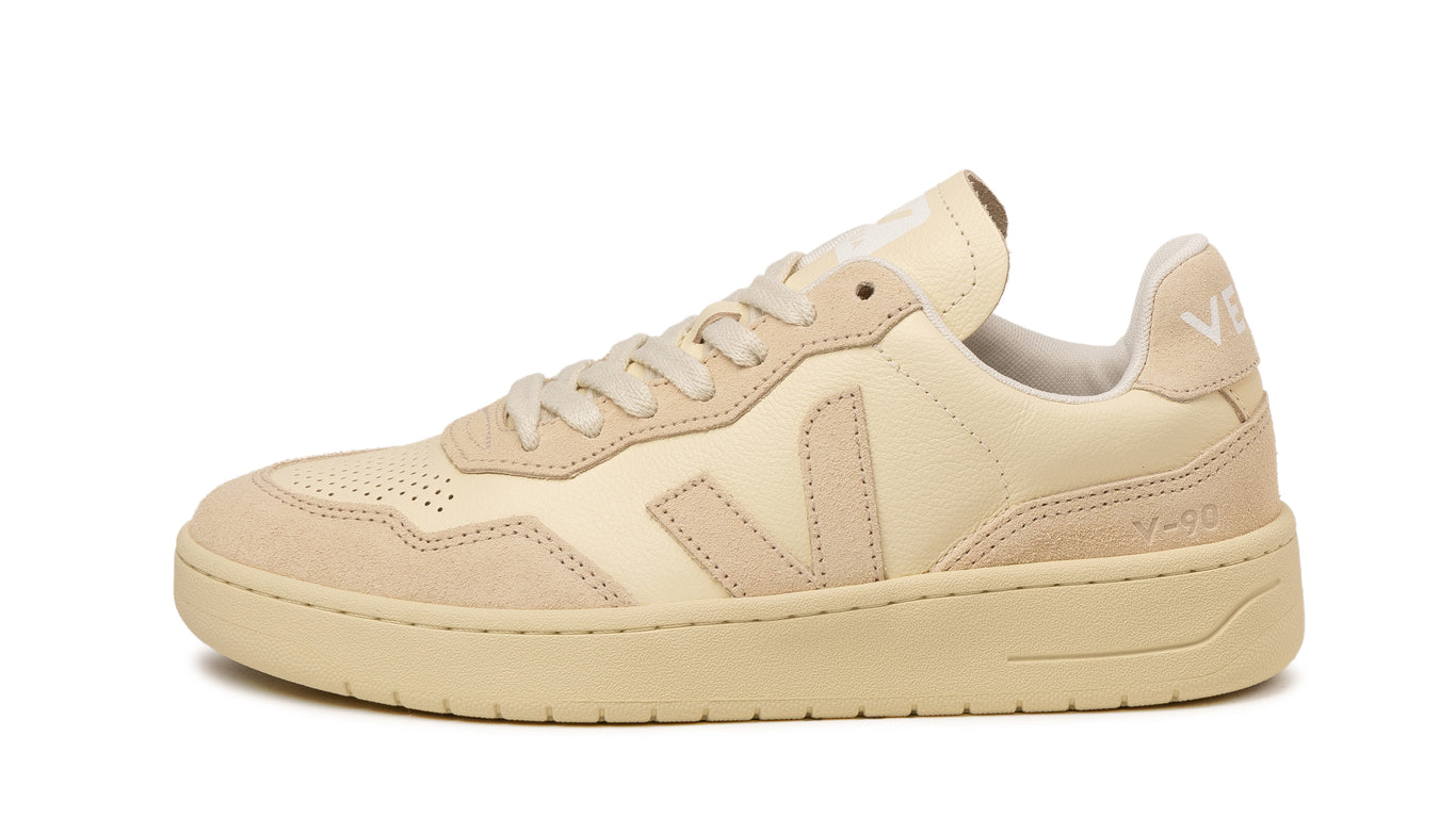 【送料&関税込】Veja V-82 Sneakers In White Suede And Leathe VEJA V-82 Sneakers | White | FARFETCH
