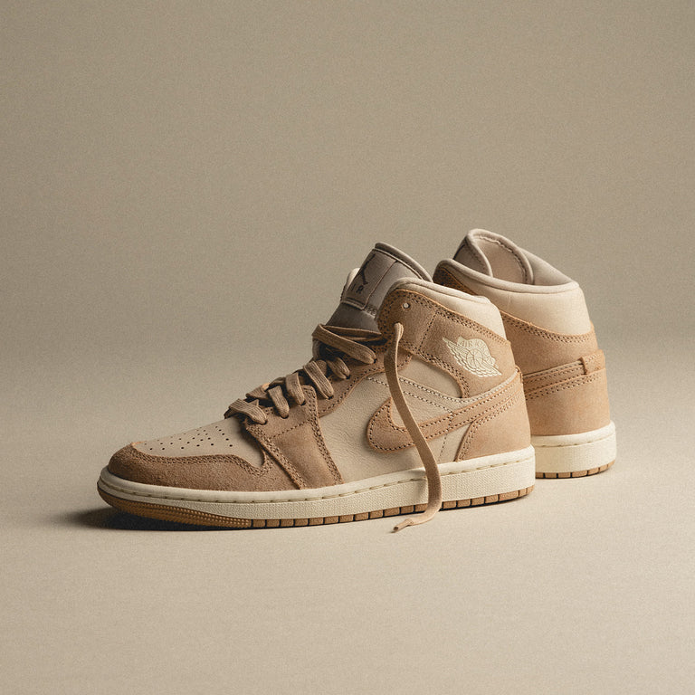 Nike Wmns Air Jordan 1 Mid SE onfeet