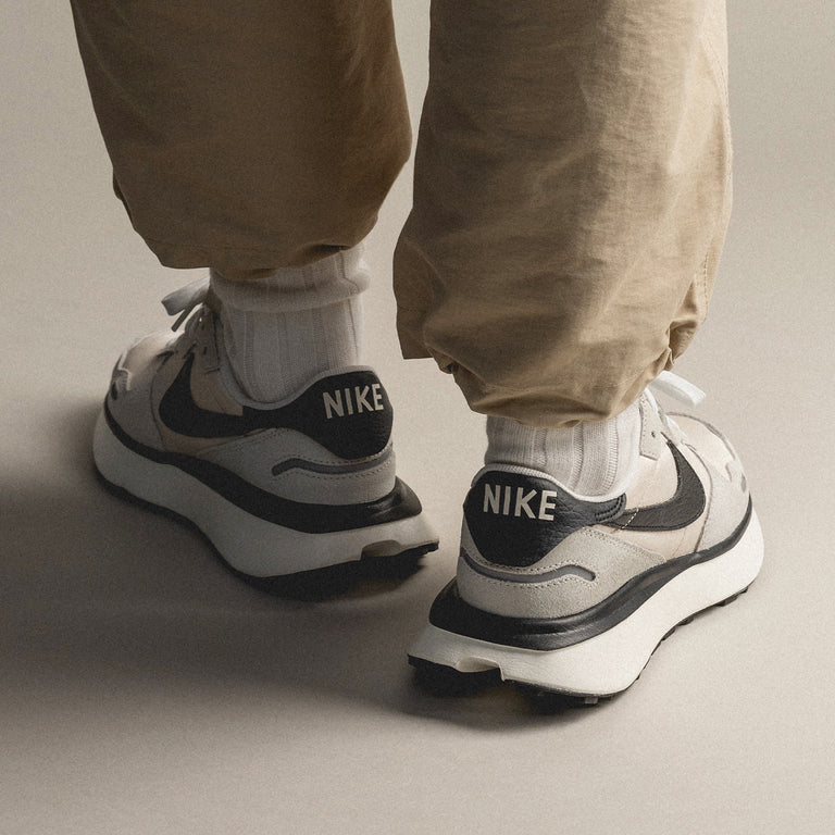 Nike Wmns Phoenix Waffle onfeet