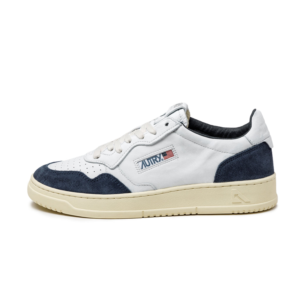 スニーカー AUTRY MEDALIST SNEAKERS IN WHITE/LIGHT BLUE/MAUVE SUEDE Autry Medalist Low Sneakers In White And Light Blue Leather