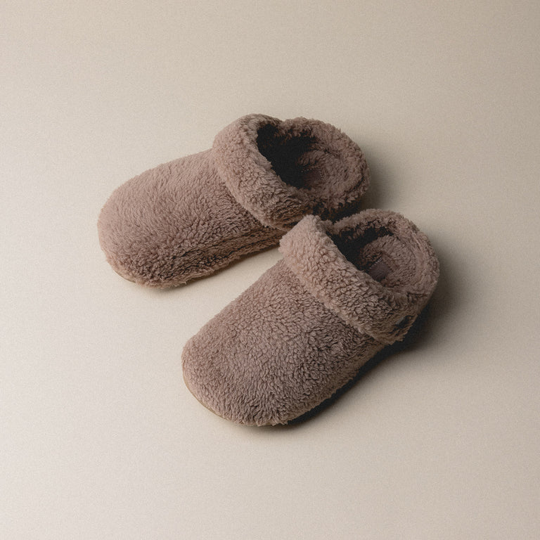 Crocs Classic Cozzzy Slipper onfeet