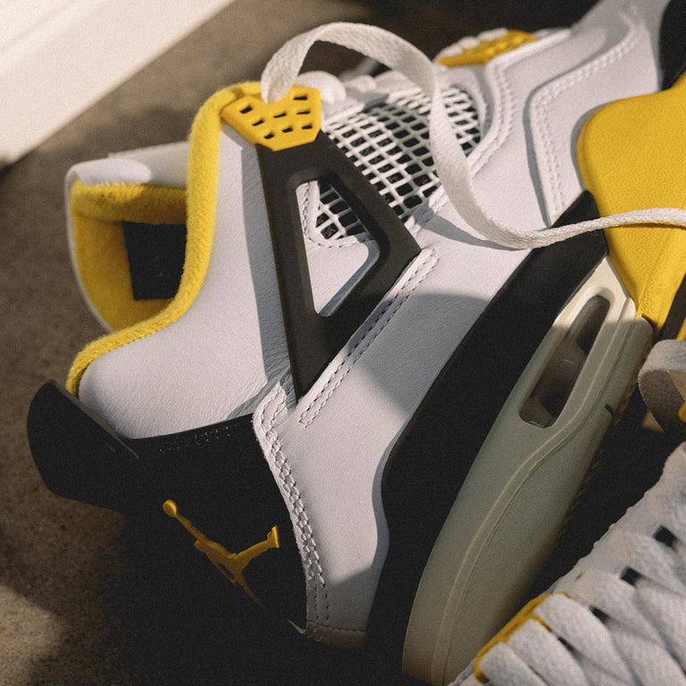 Nike Wmns Air Jordan 4 Retro *Vivid Sulfur* onfeet