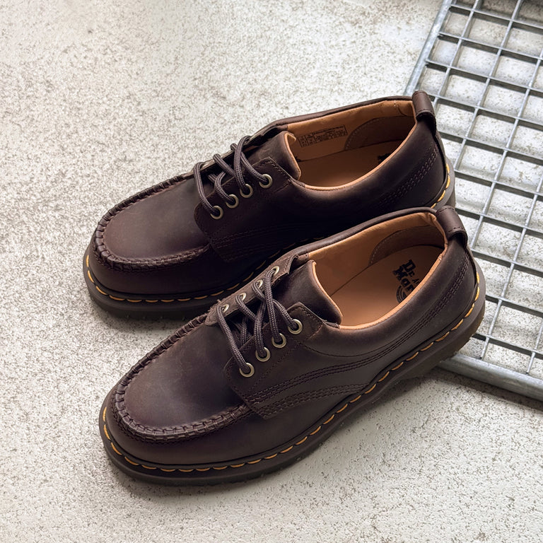 Dr. Martens Lowell onfeet