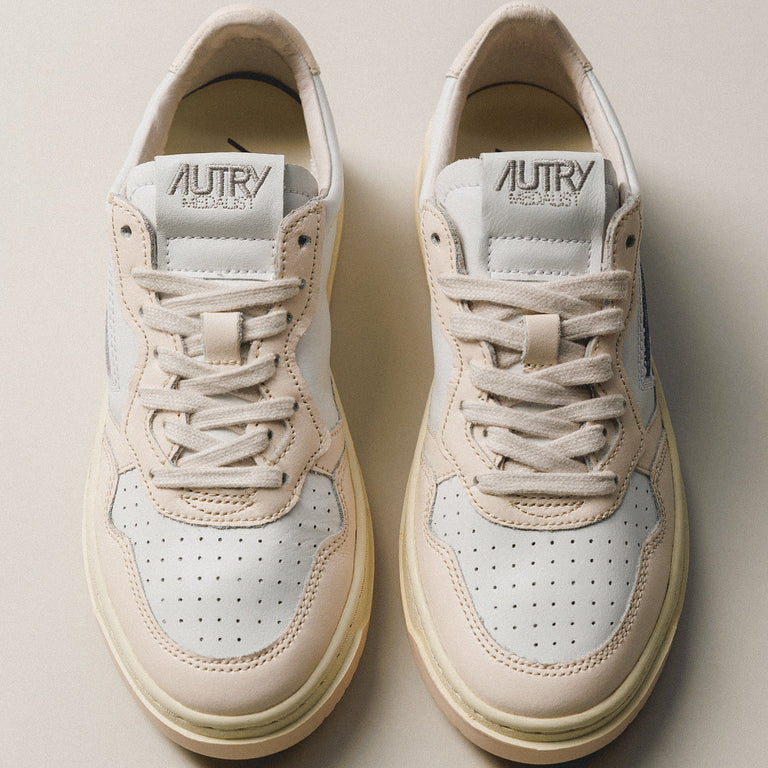 Autry Medalist W *Bicolor* onfeet