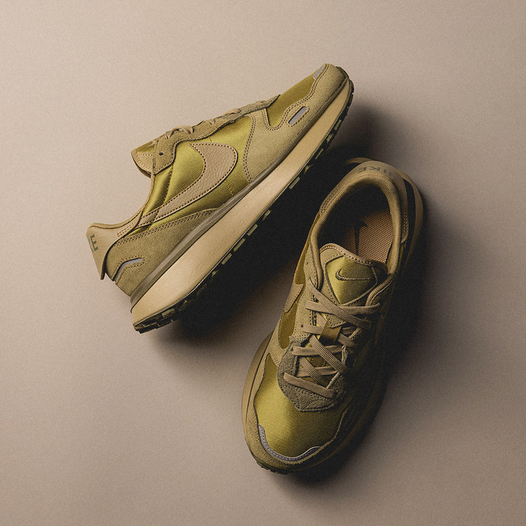 Nike Wmns Phoenix Waffle onfeet