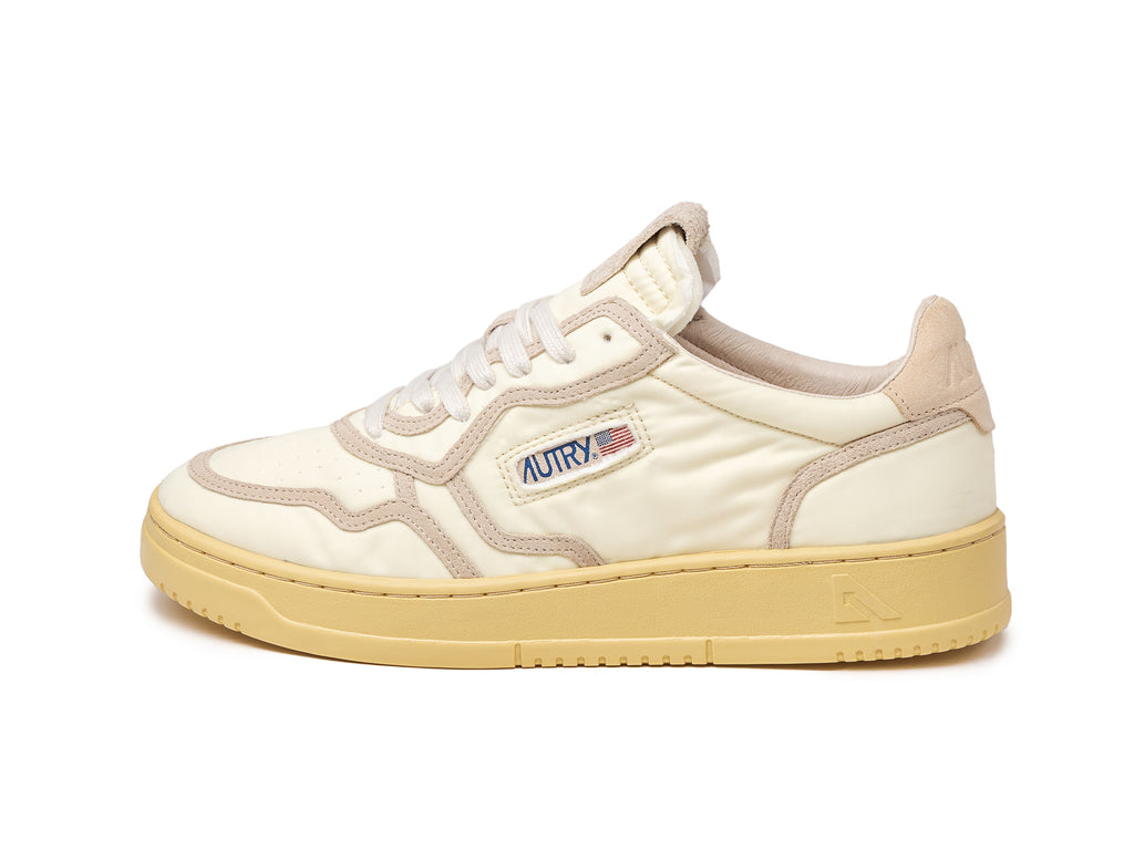 スニーカー AUTRY Medalist sneakers in nylon ivory AULWNS01 Look glamorous while running fast in the