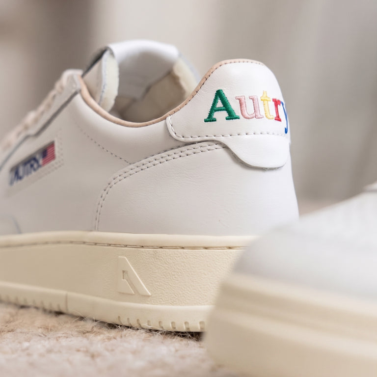 Autry Medalist W *Multicolor* onfeet