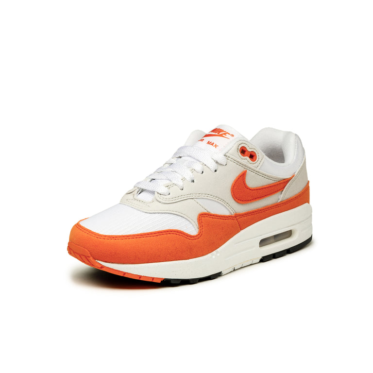 nike swoosh kiss