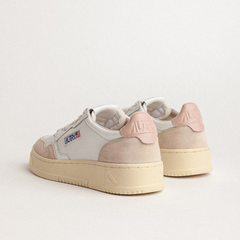 Autry Medalist W *Leather / Suede* onfeet