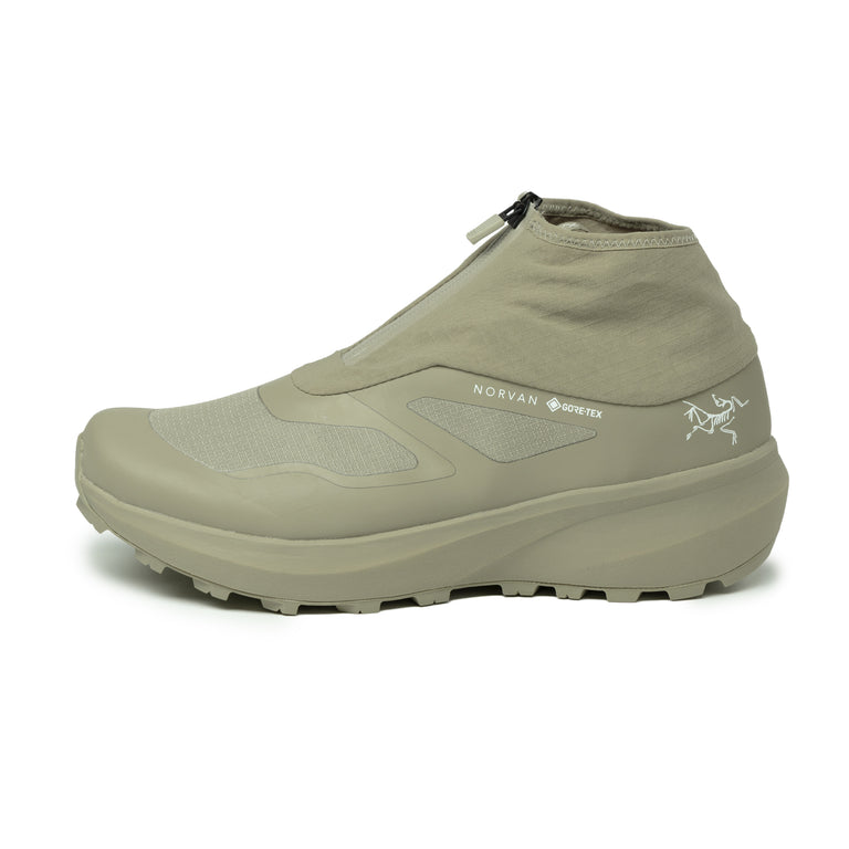 Arcteryx The KARL LAGERFELD PARIS™ LF0B9014 boot features a mid-top construction in a suede upper