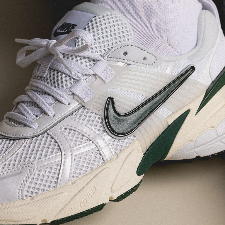 Nike Wmns V2K Run onfeet