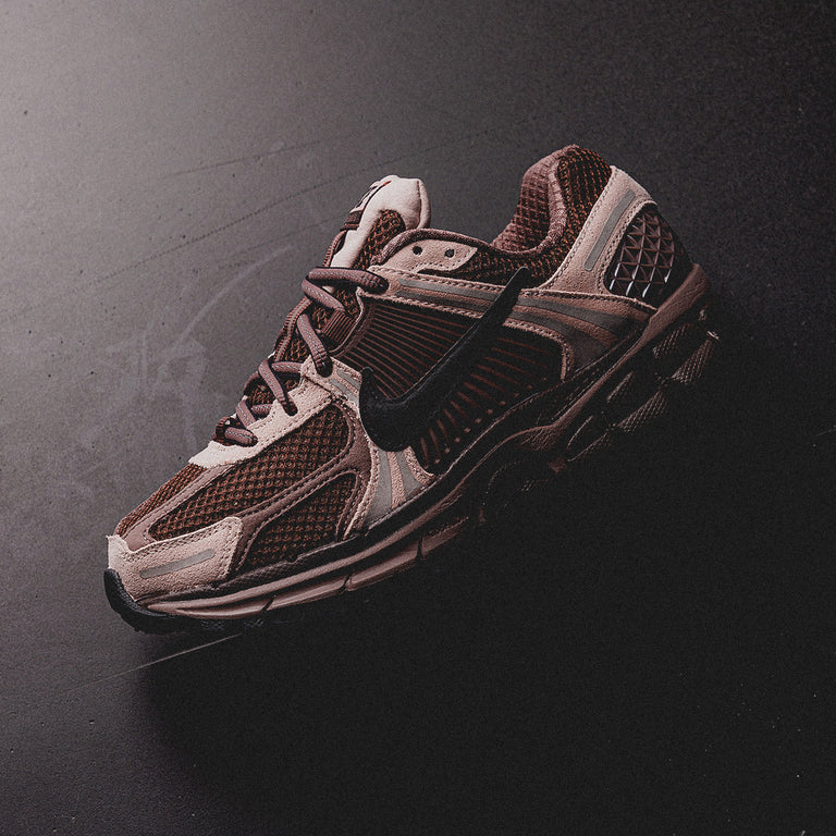 Nike Wmns Zoom Vomero 5 *Plum Eclipse* onfeet