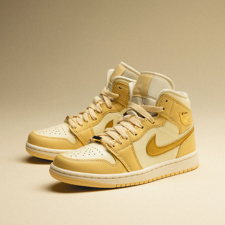 Nike Wmns Air Jordan 1 Mid SE onfeet