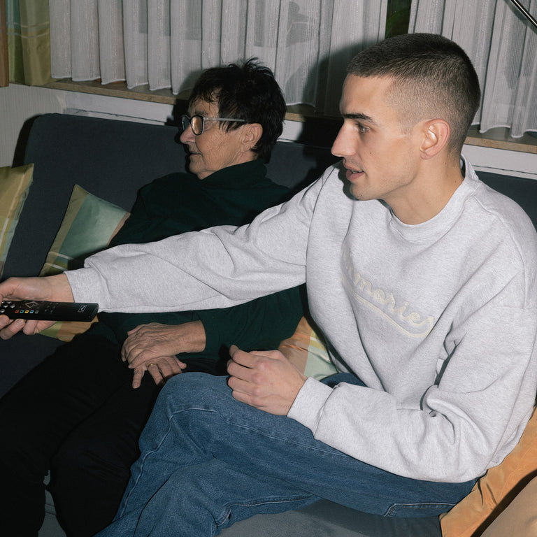 Asphaltgold Memories Crewneck onfeet