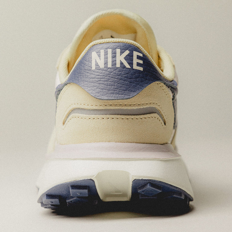 Nike Wmns Phoenix Waffle onfeet