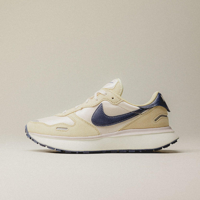 Nike Wmns Phoenix Waffle onfeet
