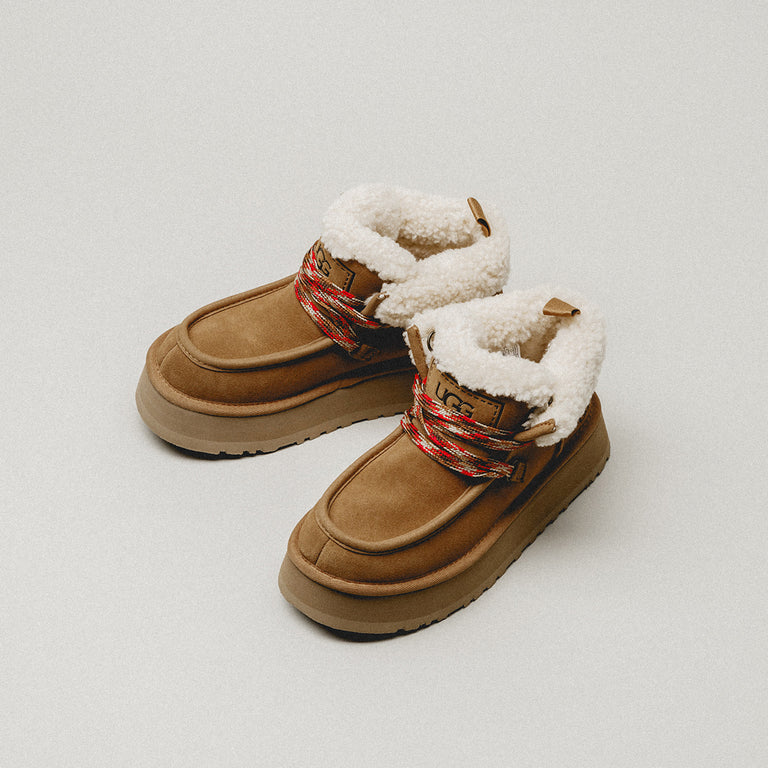 UGG Wmns Funkarra Cabin Cuff onfeet