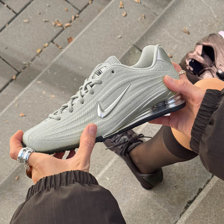 Nike Wmns Shox Z onfeet