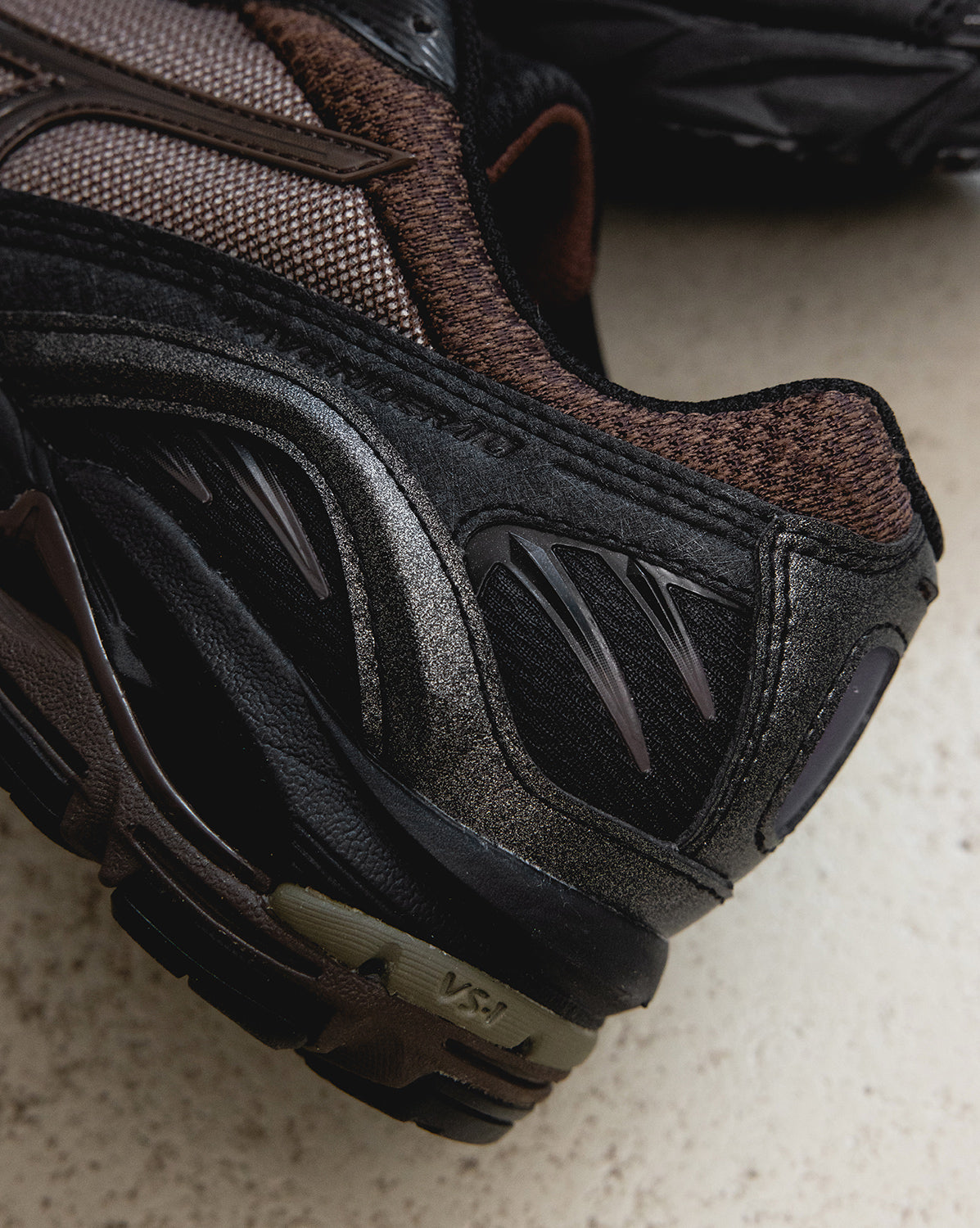 Mizuno x Vainl Archive Wave Rider 10 Sneaker » Buy online now!