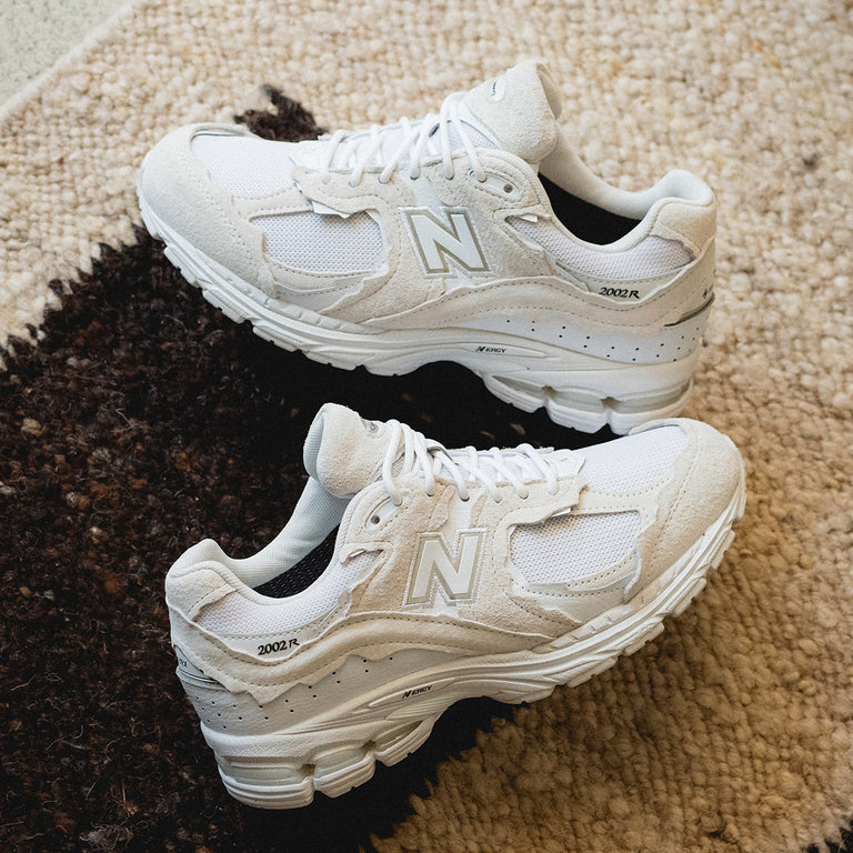 New Balance U2002DXA onfeet