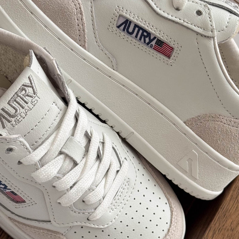 Autry Medalist W *Leather / Suede* onfeet