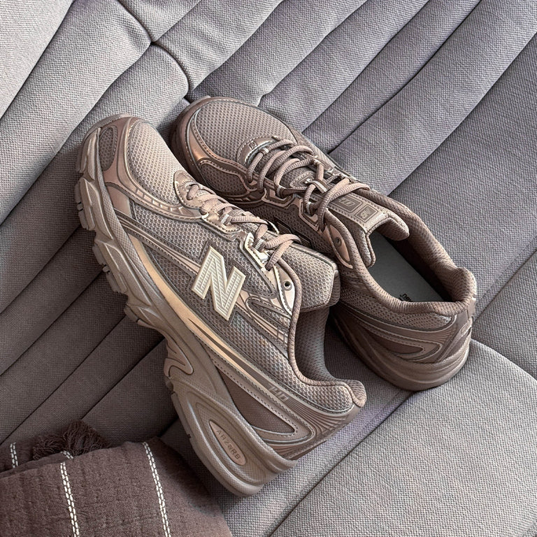 New Balance 740 onfeet