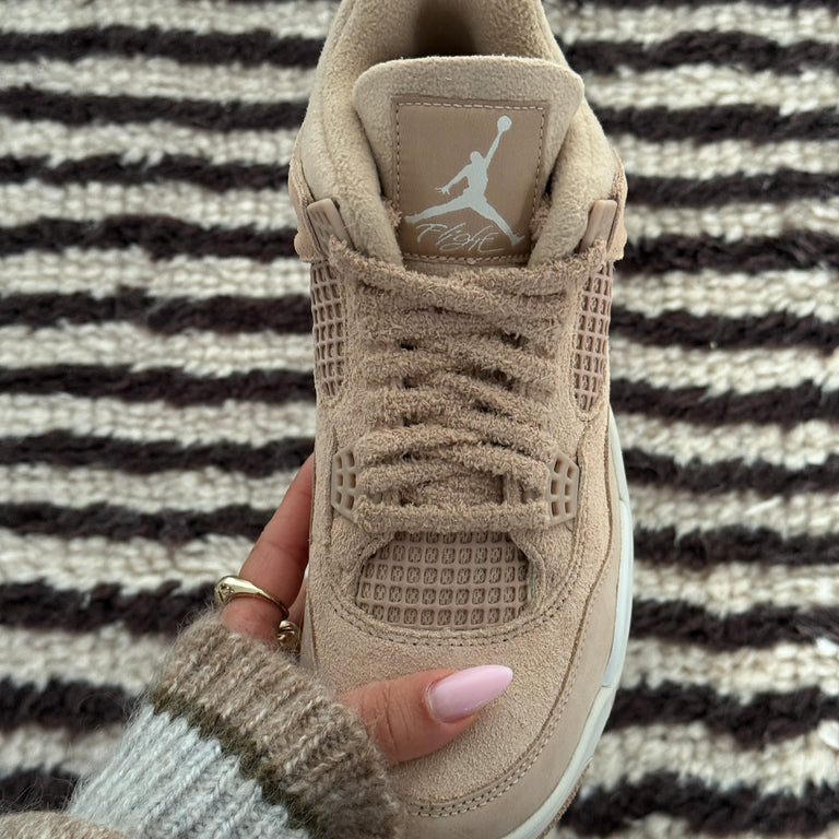 Nike Wmns Air Jordan 4 Retro *Cozy Girl* onfeet
