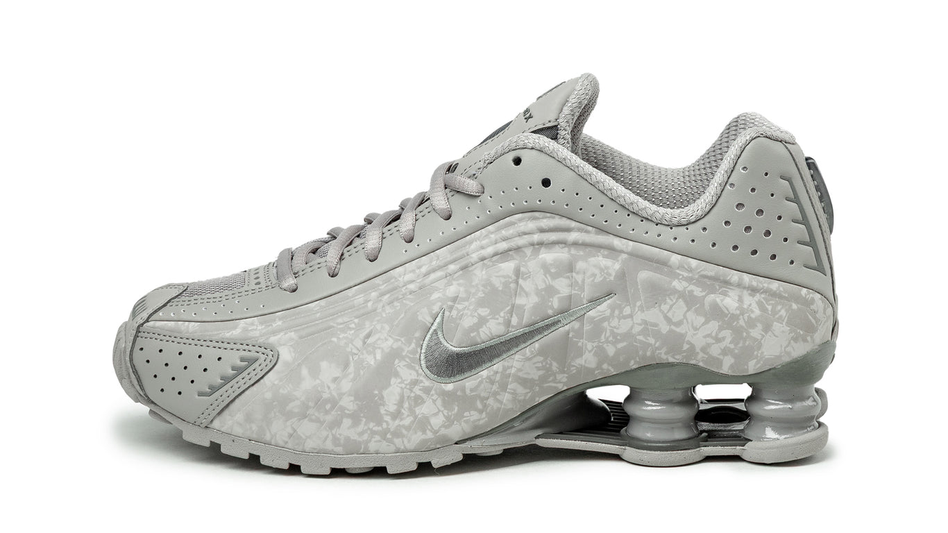 靴 Nike Wmns Shox R4 College Grey Nike Shox R4 'College Grey' – TROPHY ROOM STORE