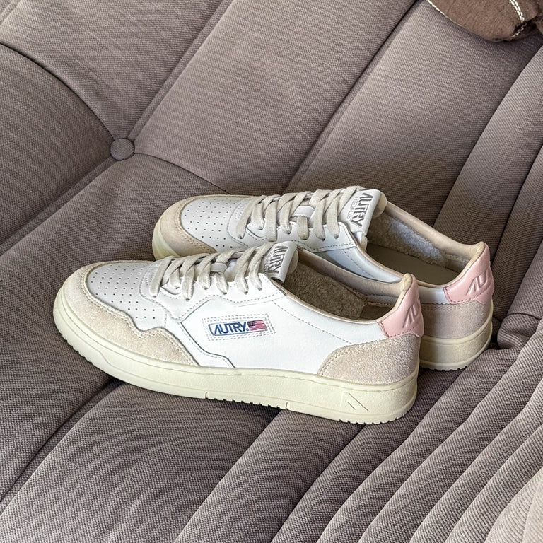 Autry Medalist W *Leather / Suede* onfeet