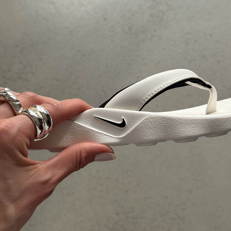 Nike Wmns Marina onfeet