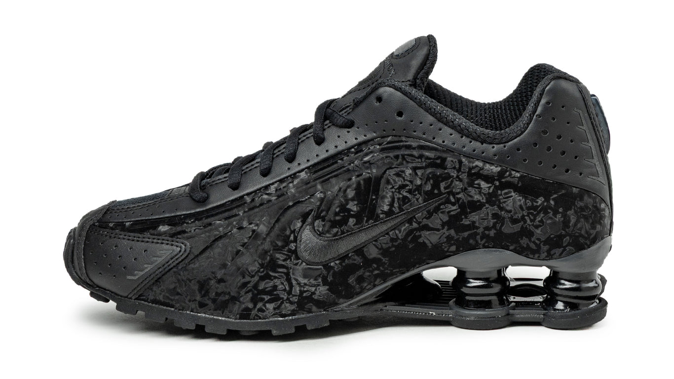 バズる !! ★ (W) Nike Shox R4 Black Dark Smoke Grey Nike Shox R4 HQ1988 001 | OVERKILL