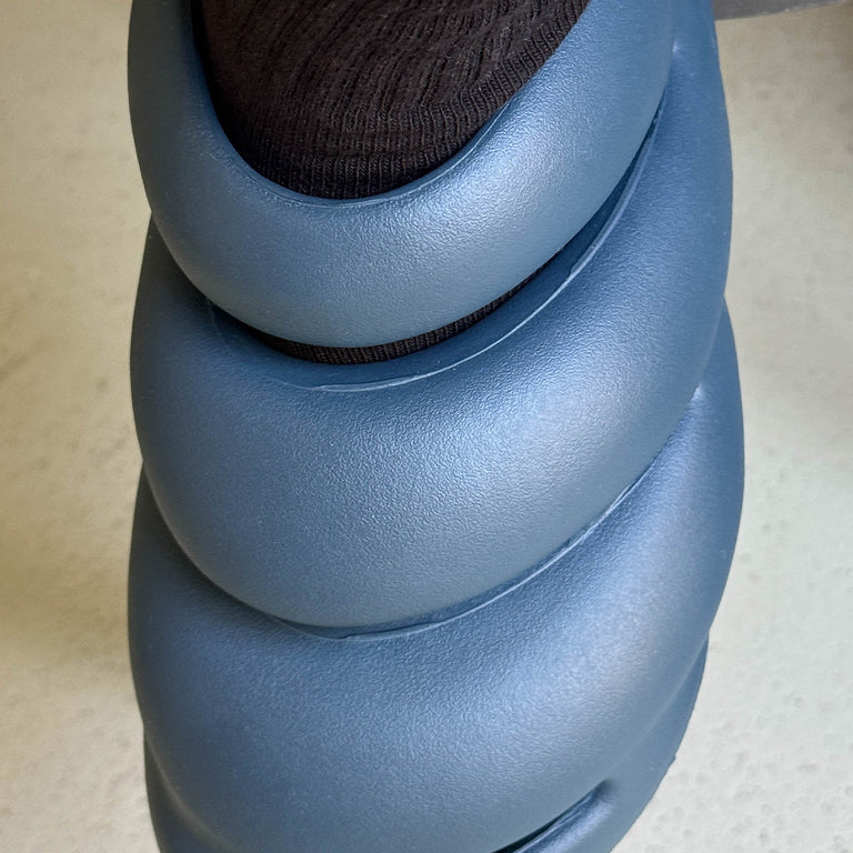Croc Roy onfeet