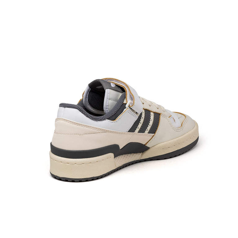 Adidas Forum 84 Low W onfeet