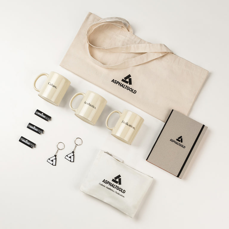 Asphaltgold Stack Logo Lighter onfeet