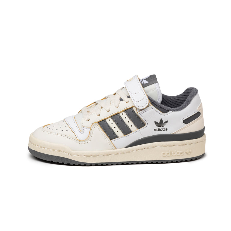 Adidas Forum 84 Low W onfeet