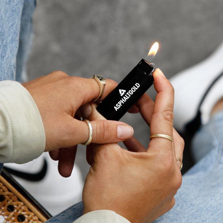 Asphaltgold Stack Logo Lighter onfeet