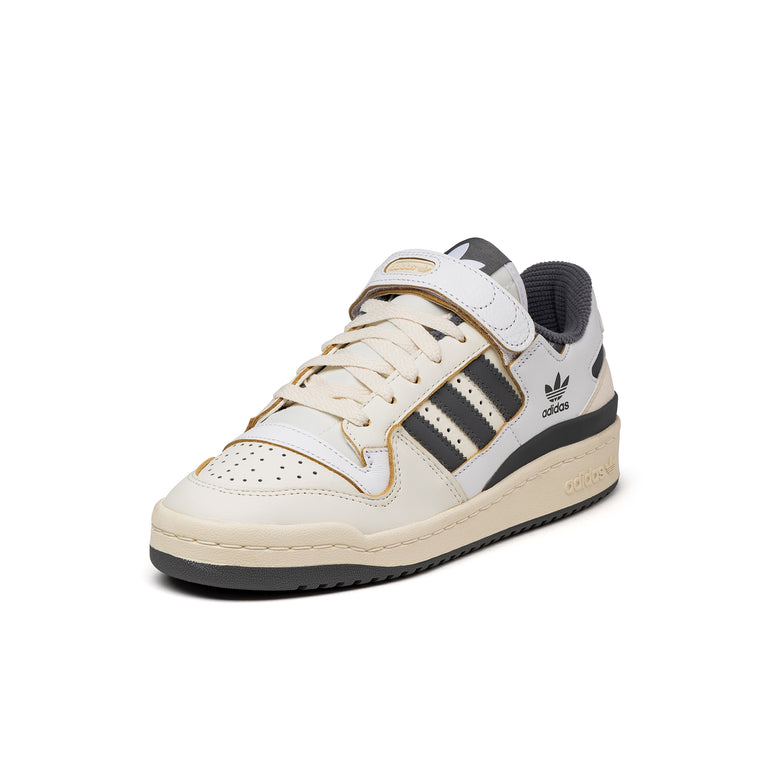 Adidas Forum 84 Low W onfeet